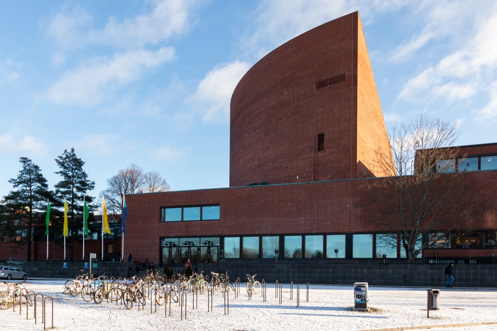 Das geschwungene Backstein-Undergraduate-Centre auf dem Otaniemi-Campus der Aalto-Universität