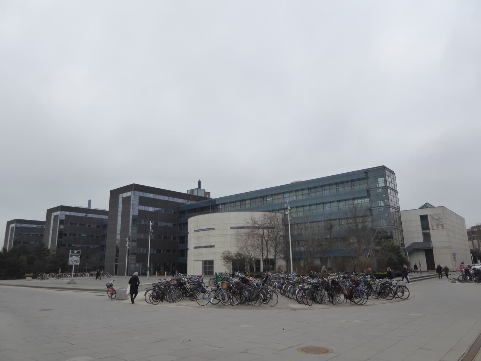 Der Campus Solbjerg Plads der Copenhagen Business School mit seinen Fahrradständern