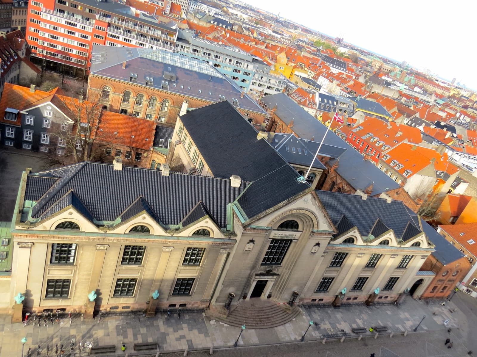Das Hauptgebäude der Universität Kopenhagen von oben, dahinter die Dächer der Stadt